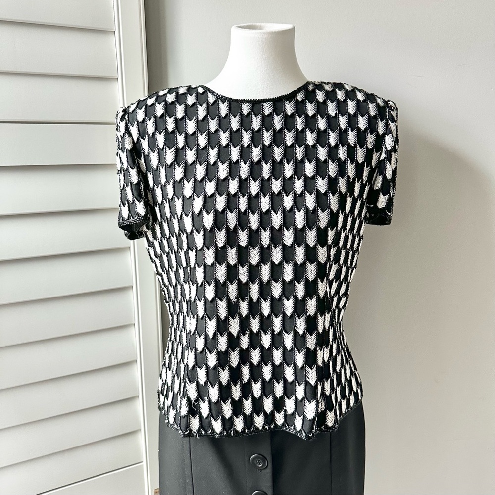 Niteline Della Rougogali White and Black Beaded Short Sleeve Shirt Size Medium